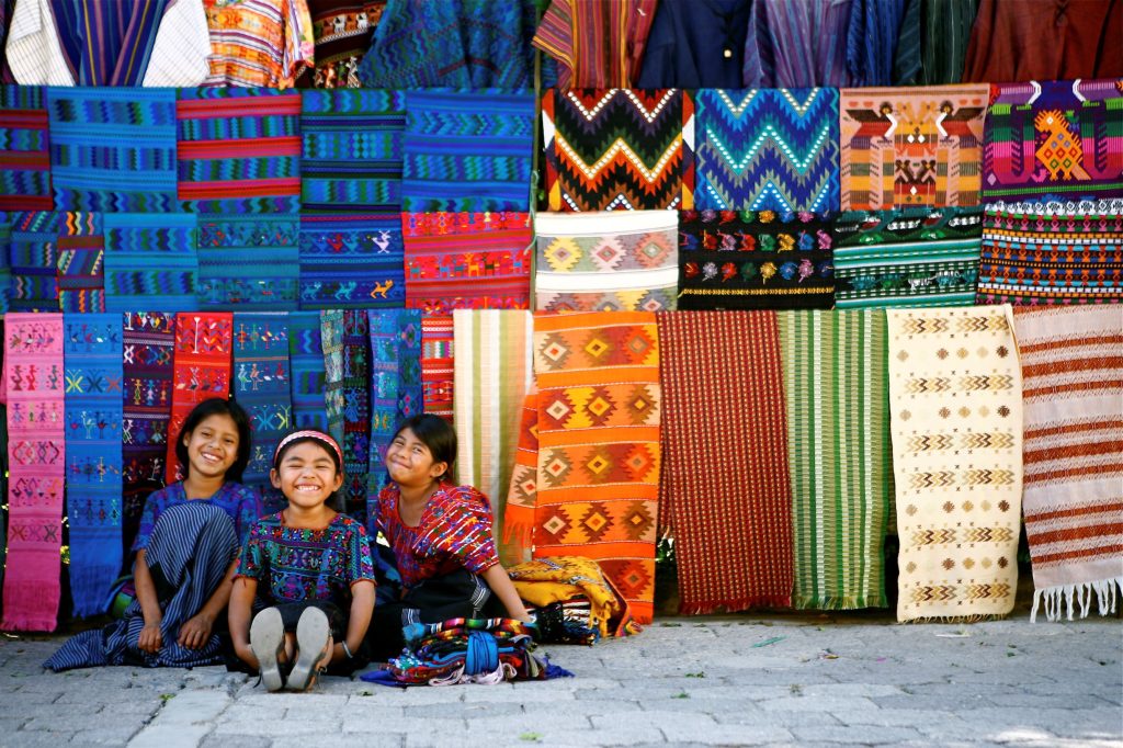 Festival degli Aquiloni Giganti di Sumpango! Antigua, Lago Atitlan, Tikal: un viaggio in Guatemala tra tradizioni indigene, siti Maya e natura maestosa.