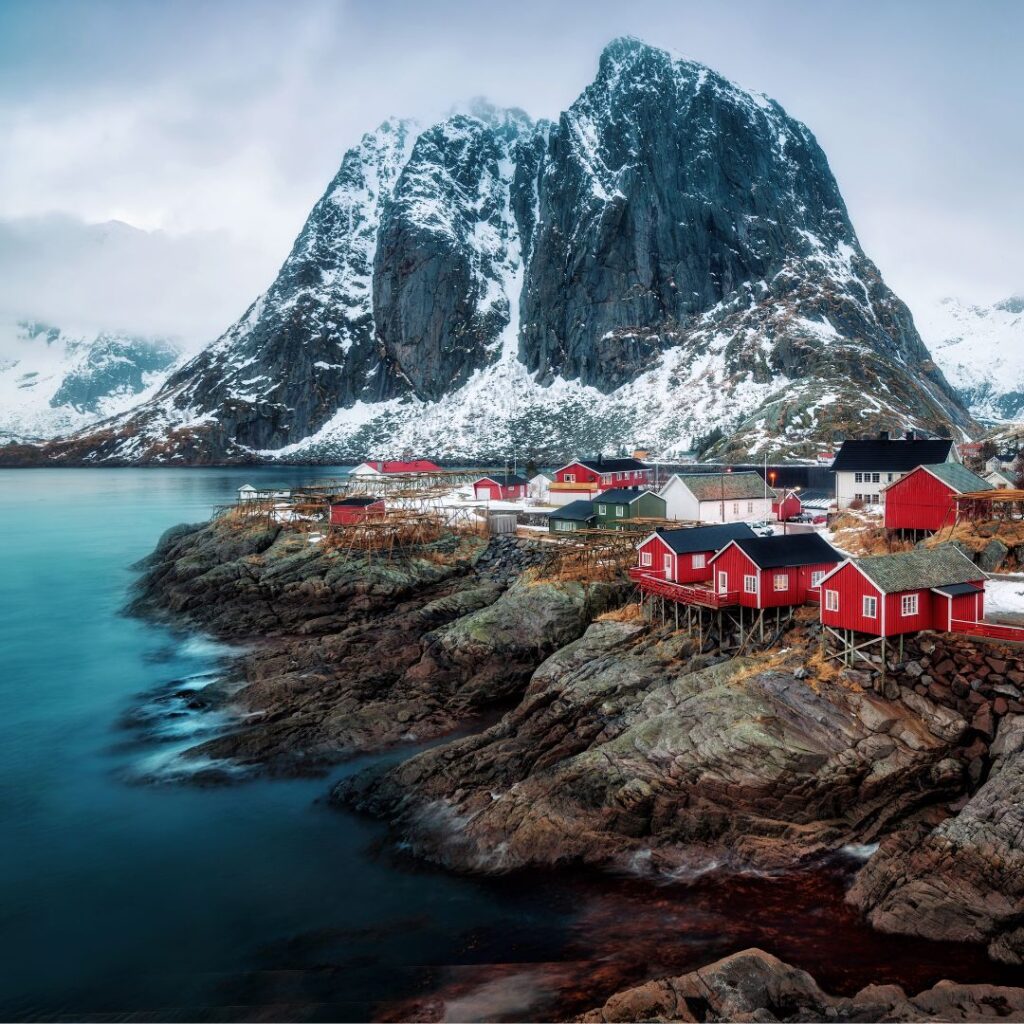 Scopri le Isole Lofoten tra aurora boreale, rorbue tradizionali e paesaggi artici. Un viaggio indimenticabile nel cuore autentico della Norvegia del Nord.