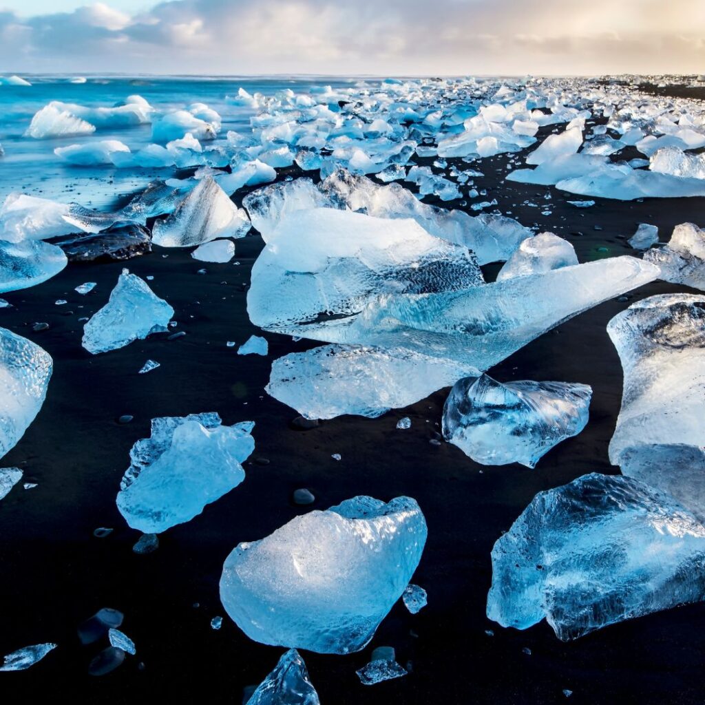 Un viaggio indimenticabile tra paesaggi selvaggi, geyser fumanti, cascate spettacolari e l’emozione di scoprire l’aurora boreale nel cuore della natura islandese.