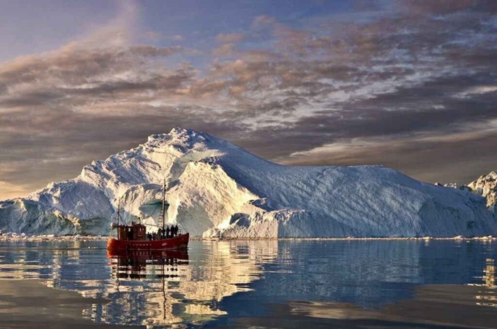 Un viaggio in Groenlandia tra fiordi, ghiacciai e iceberg, con comfort a bordo, incontri autentici e la magia del sole di mezzanotte.