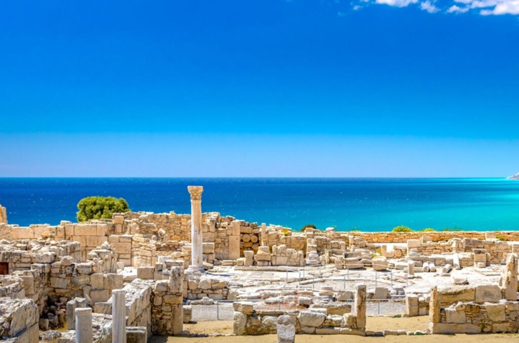 Viaggio a Cipro tra mito e storia: scopri i siti UNESCO di Paphos, la leggendaria Petra tou Romiou (Afrodite) e il fascino di Limassol.