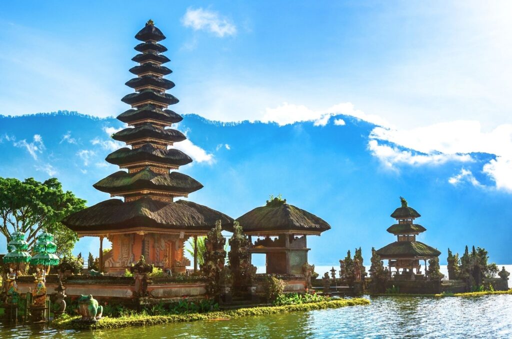 Scopri l’Indonesia tra templi antichi, villaggi tradizionali, risaie, Bali, Komodo e mare cristallino. Un viaggio tra cultura, natura e spiritualità.