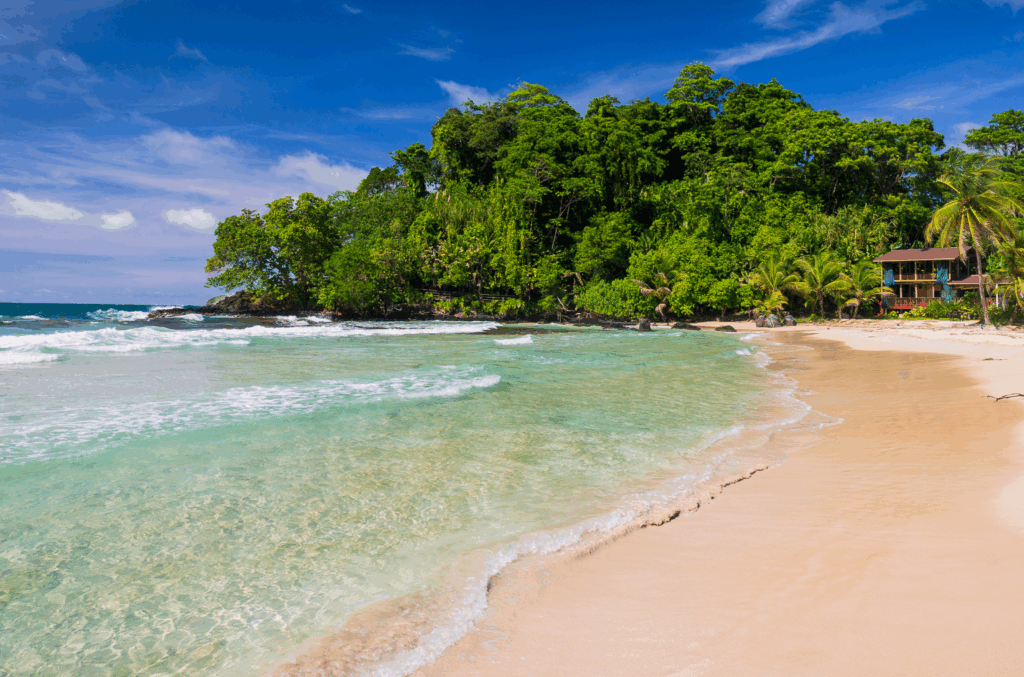 Panama tra storia, natura e mare: Canale di Panama, comunità Emberá e relax a Bocas del Toro tra acque turchesi, foreste tropicali e cultura autentica.